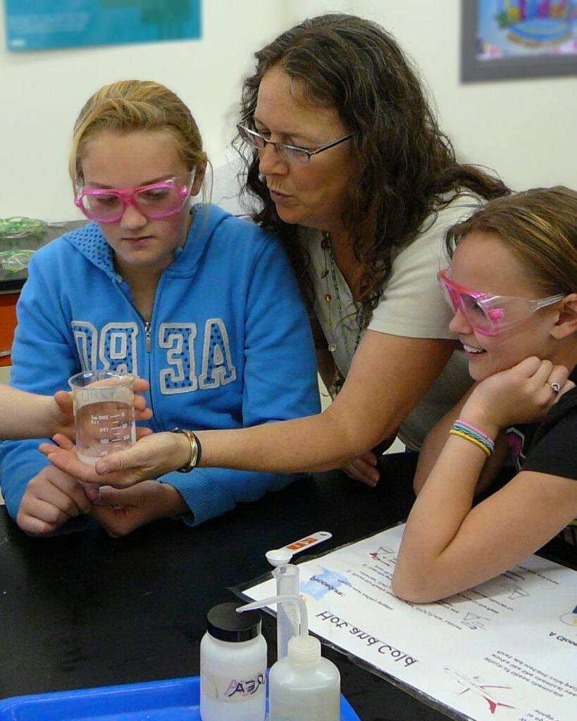 一位老师带着学生在SEE的化学实验室进行实地考察.
